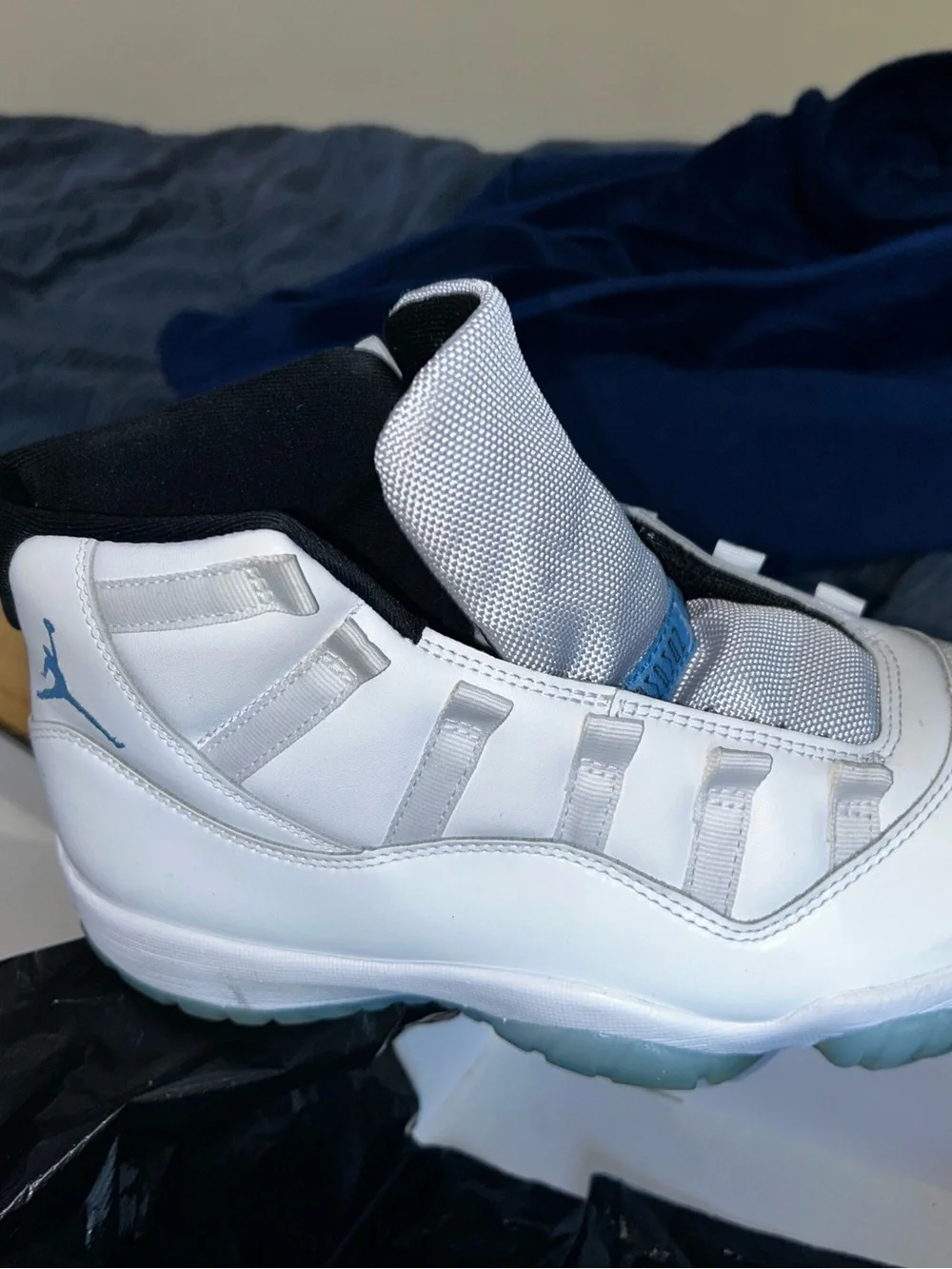 Retro Jordan 11 (2024) legend blue -STOCK X-